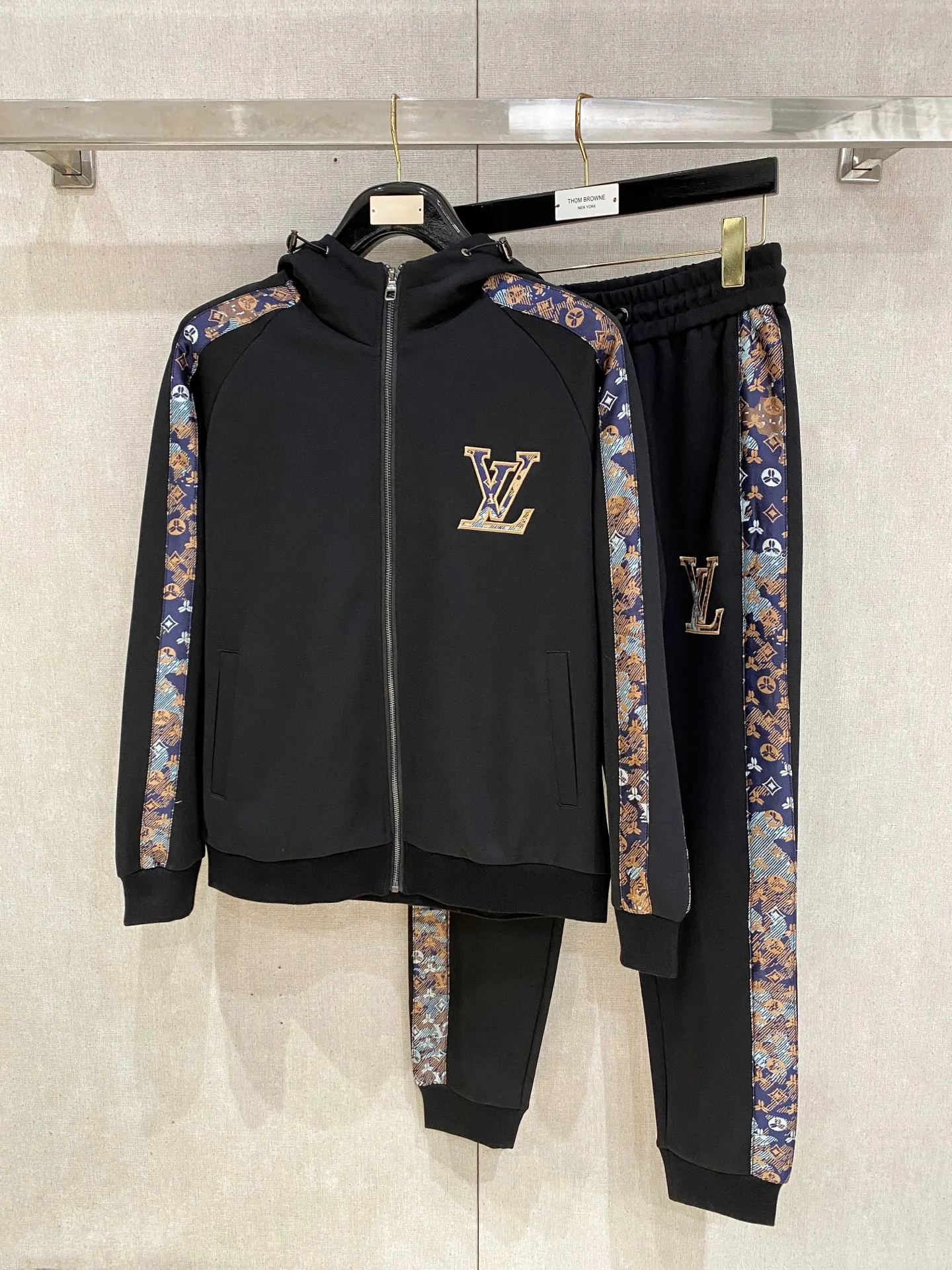 🅿️720 LV hot-selling suit is coming. Focus on the original version of the official website. 2025 new hot-selling cardigan suit. The original order is the best. 🇭🇰The meticulous work of top designers. It has a fitting and perfect upper body effect. All-natural high-quality Tencel Roman cotton 100%, close-fitting comfort, noble and elegant! Original hardware embodies elegance and nobility! Counter size: M-3XL (maximum wear up to 190 pounds)